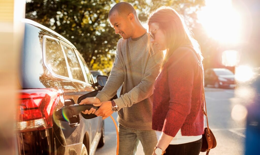 En man och kvinna tankar sin bil med bränsle. (AI text)