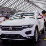 Ett stort coronautbrott har stoppat tillverkningen – men arbetarna på Volkswagens fabrik i Shanghai får inte åka hem. Foto: Volkswagen