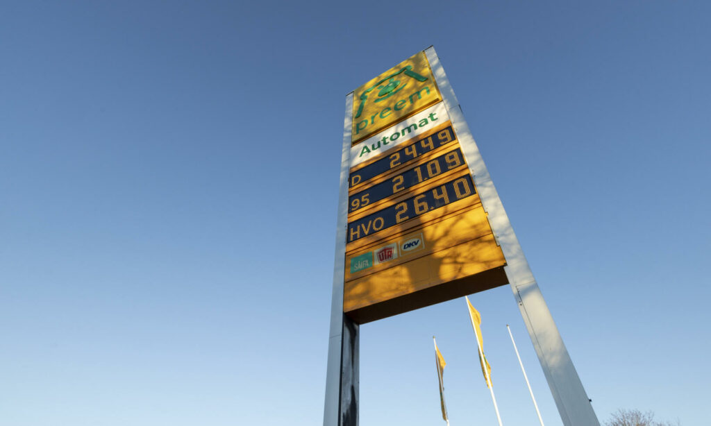 En bil står parkerad i en parkeringsplats. (AI text)