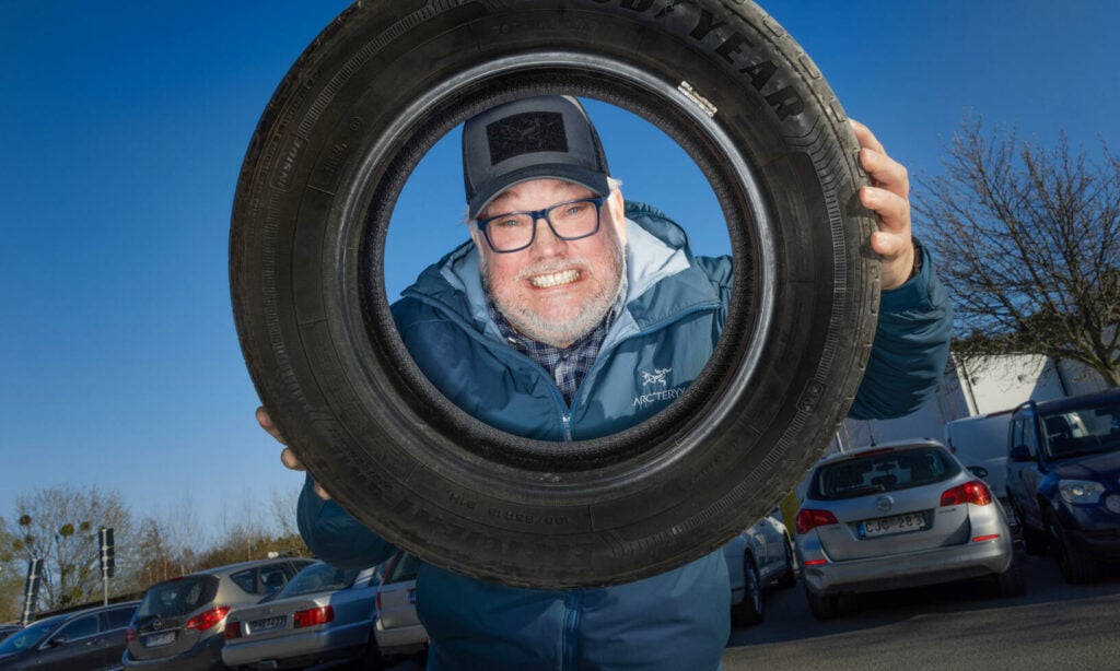 Magnus Fröderberg är inte glad efter sitt senaste besök hos däckskiftarna. Foto: Ingela Poläng.