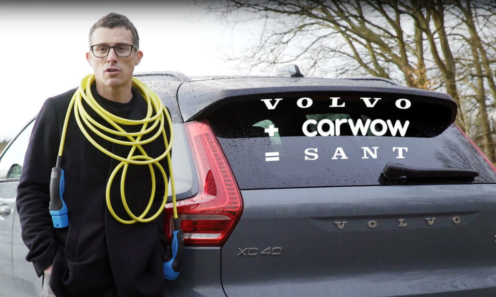 En man står bredvid en Volvo-bil. (AI text)