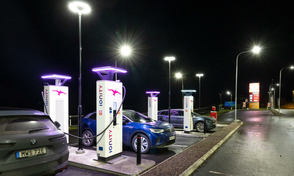 Det blir allt fler bilar vid de publika laddarna. Nu måste utbyggnadstaken öka rejält, menar EU. Foto: Magnus Fröderberg