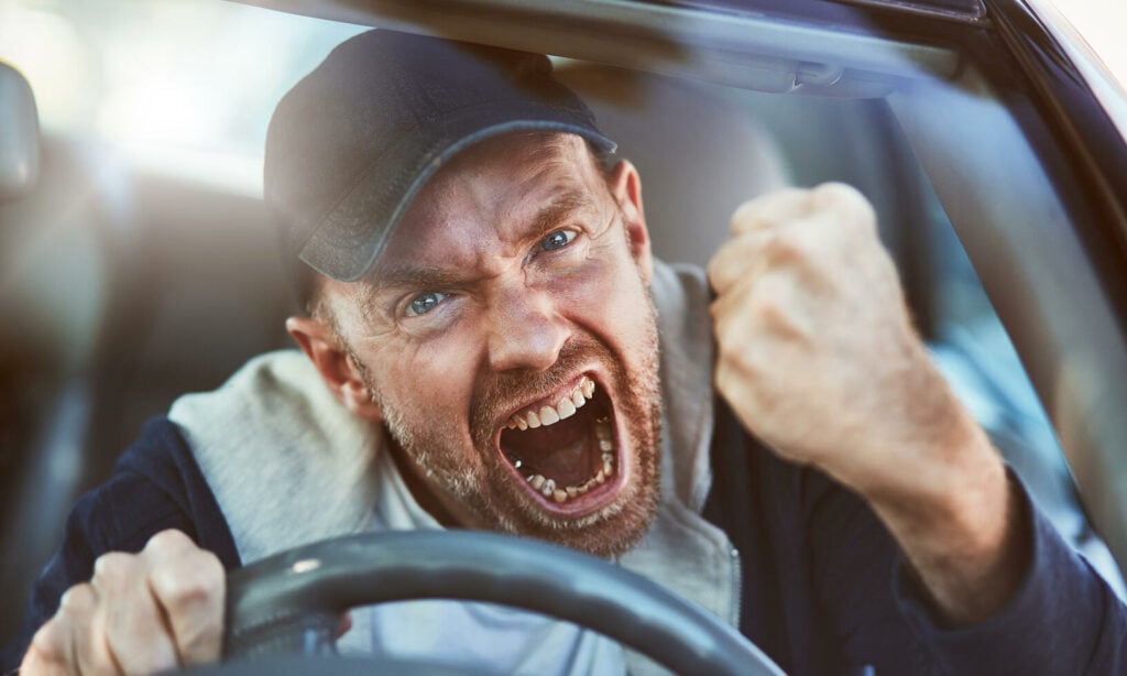 En man kör en bil. (AI text)