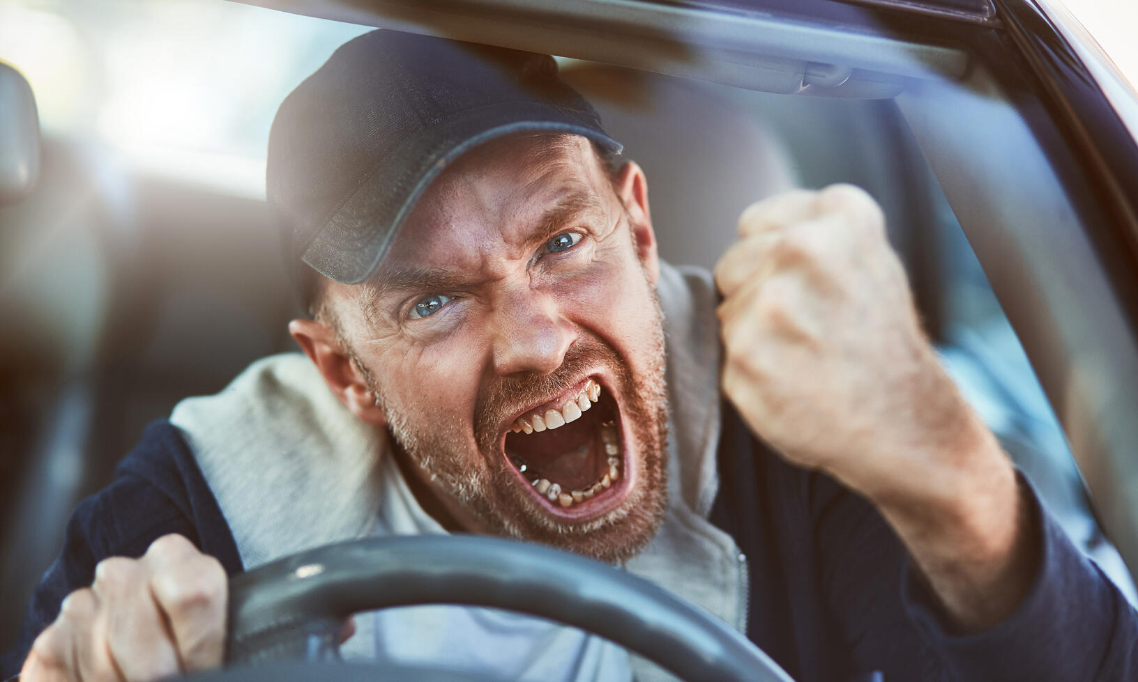 En man kör en bil. (AI text)