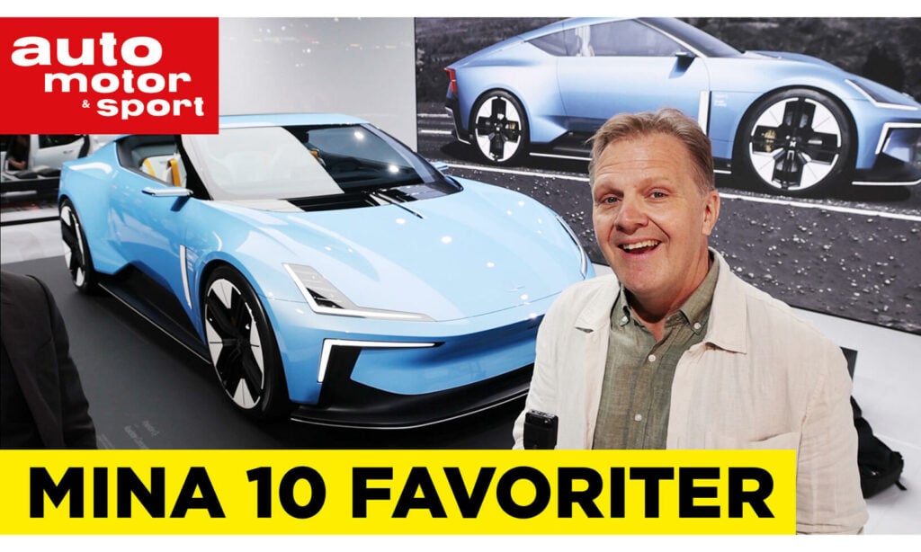 En man och en kvinna står bredvid en bil. (AI text)