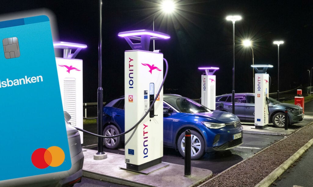 En bil laddar på en laddstation. (AI text)