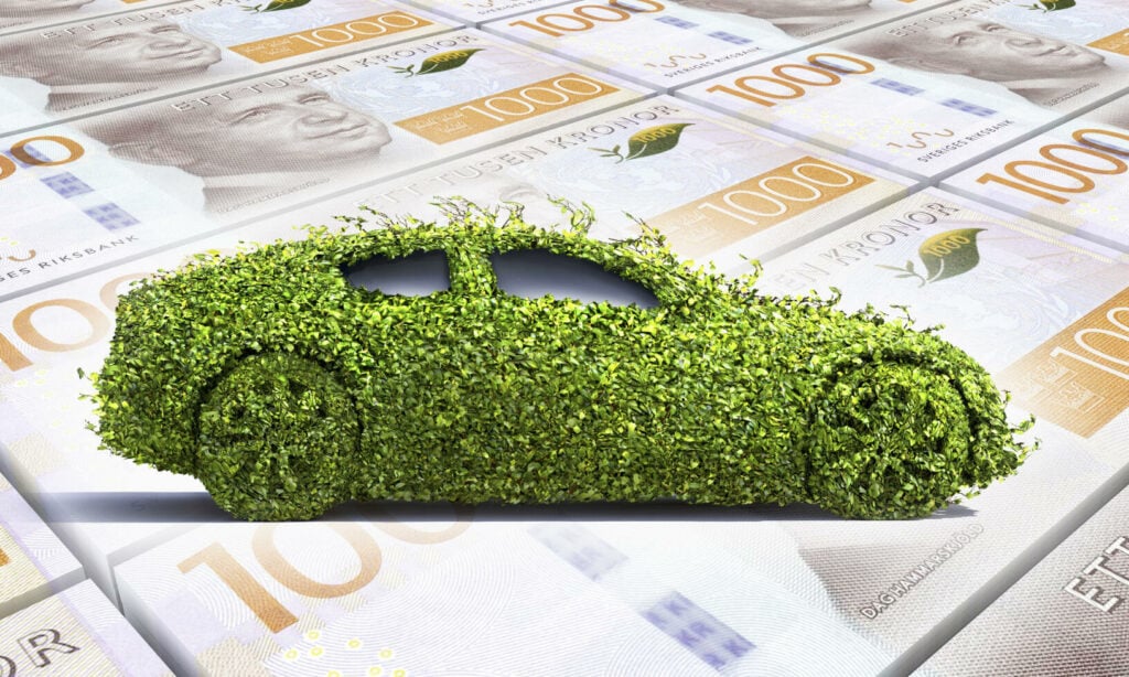 Samma skatterabatt för alla elbilar och laddhybrider. Etanolbilar och vanliga hybrider får ingen rabatt alls.