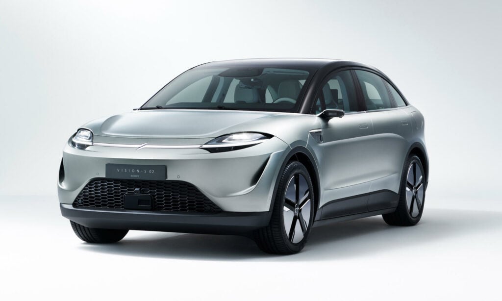 En silverfärgad elbil i ett studioscenarie. (AI text)