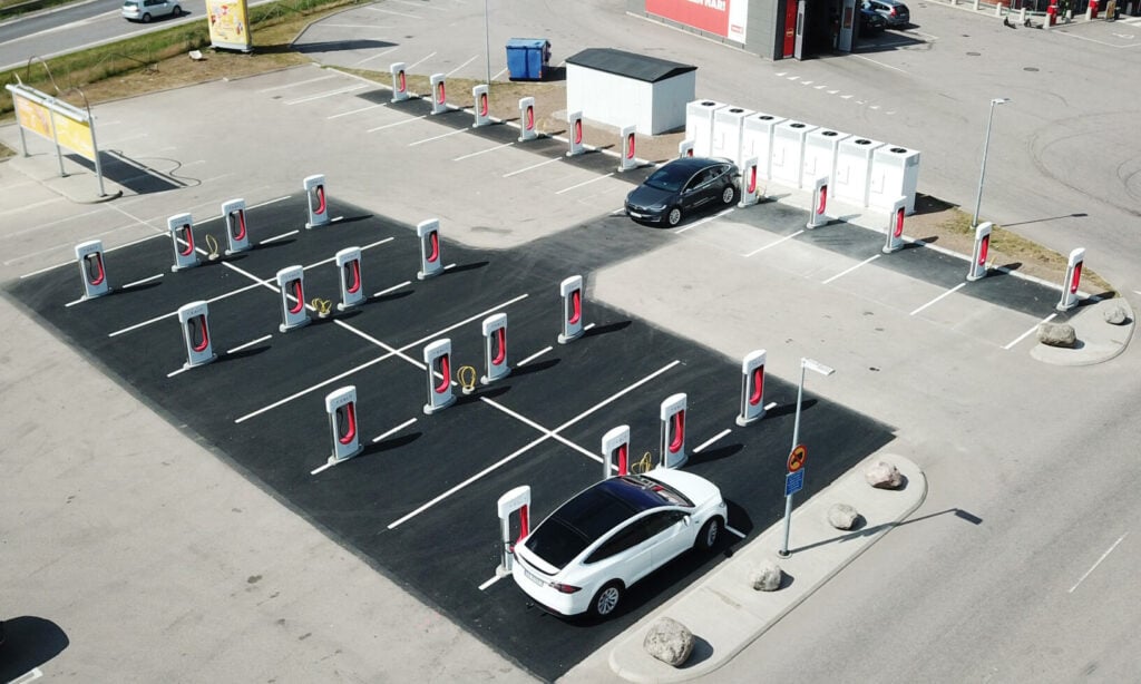 Teslas nya laddstation vid E6 i Halmstad invigdes idag, 22 juni.