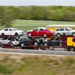 En lastbil lastar bilar på en motorväg. (AI text)