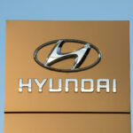 Hyundai-logotypen på en byggnad (AI text)