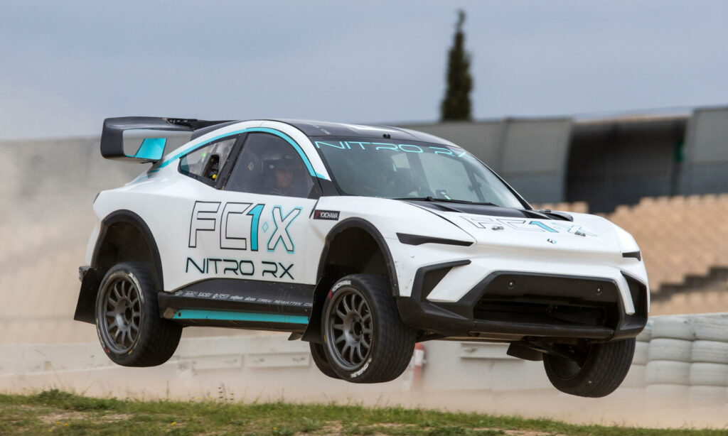 En flint EV flyger över en jordad väg. (AI text)