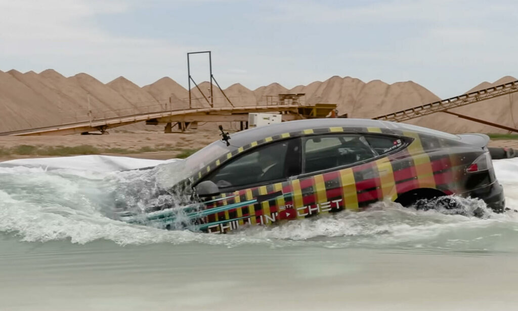 En Tesla Model S kör genom en sanddyner. (AI text)