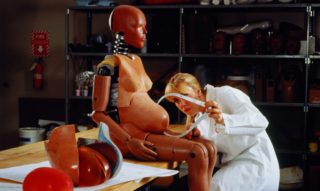 Kvinnor löper 44 procents högre risk att få en skada som leder till invaliditet jämfört med män.