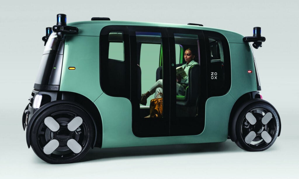 En framtidens bil med förare och passagerare. (AI text)