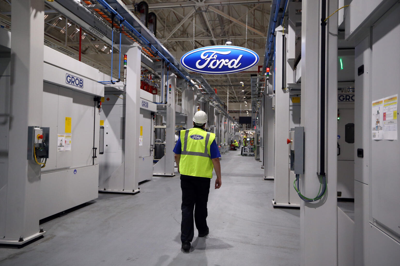 En arbetsförare går genom en ford-assemblinlinje. (AI text)