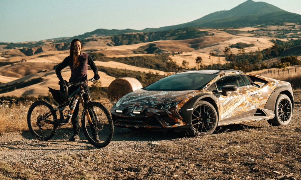Lamborghini Huracán Sterrato erbjuder en högre markfrigång vilket gör att den ser ut att vara lite rallyanpassad.