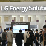 En grupp personer står framför en skylt med texten LG Energy Solution. (AI text)