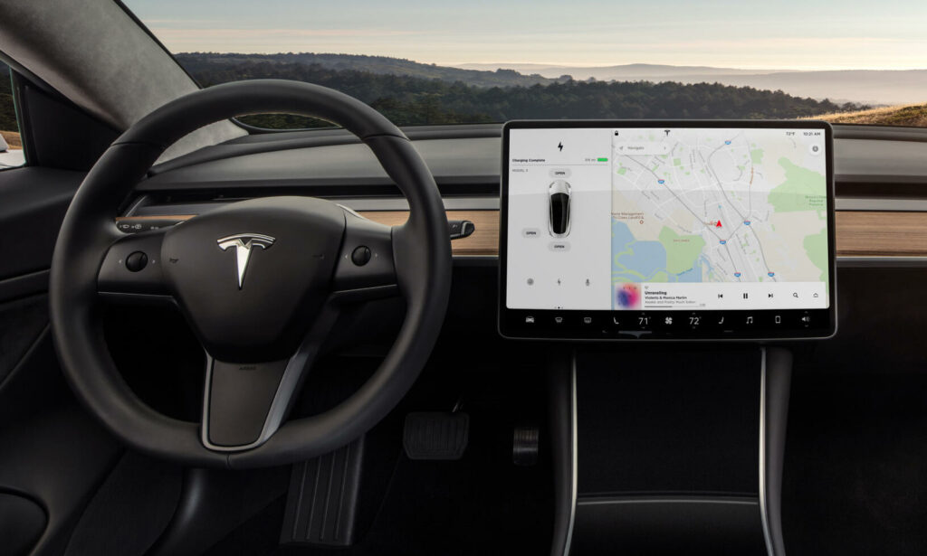 Tesla slutar nu att erbjuda kostnadsfria navigationsuppdateringar på livstid till sina bilar.