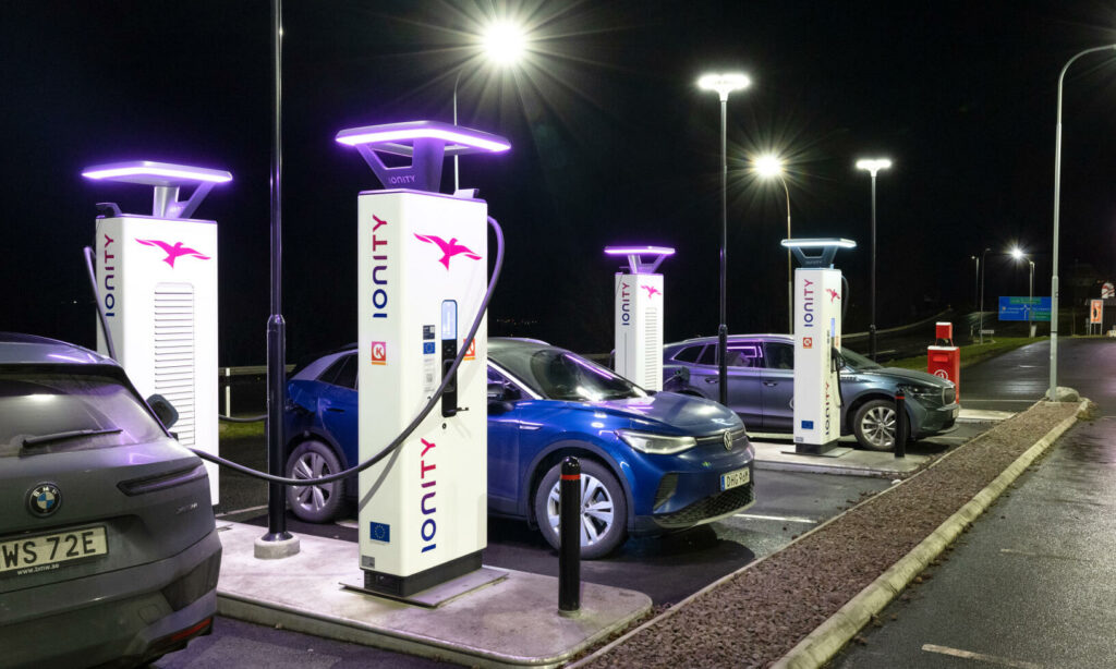 En bil laddar på en laddstation. (AI text)