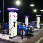 En bil laddar på en laddstation. (AI text)