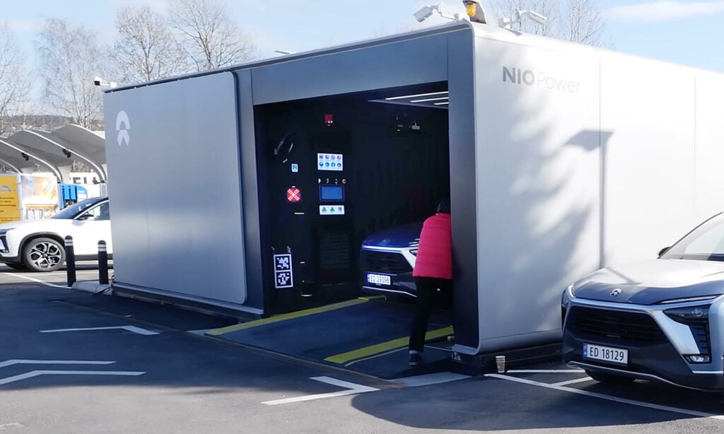 Ett batteribyte på en av Nios automatiska stationer tar mindre än fem minuter.