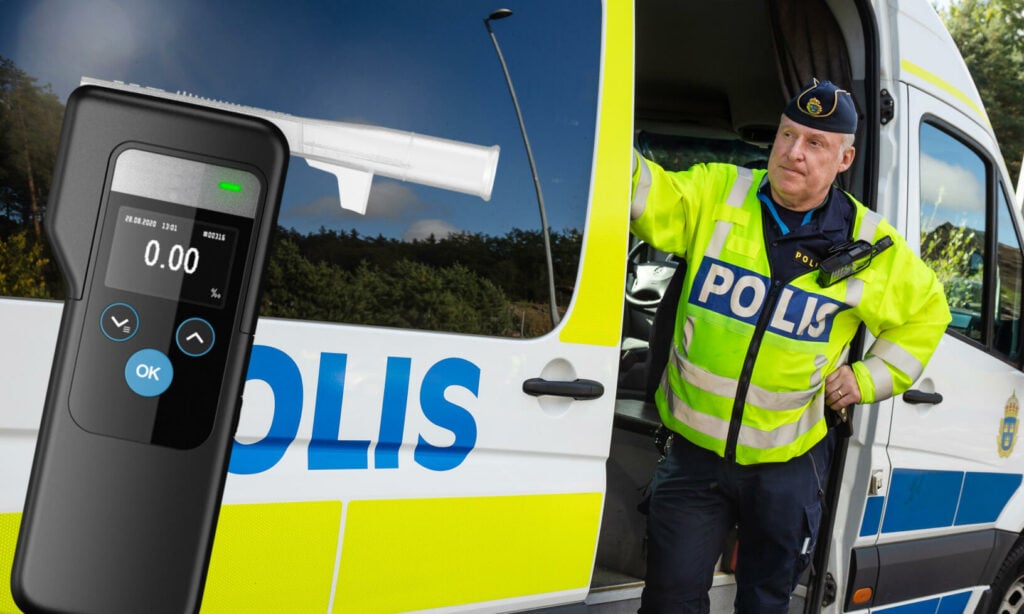 En polisstyrka står bredvid en polisbil. (AI text)