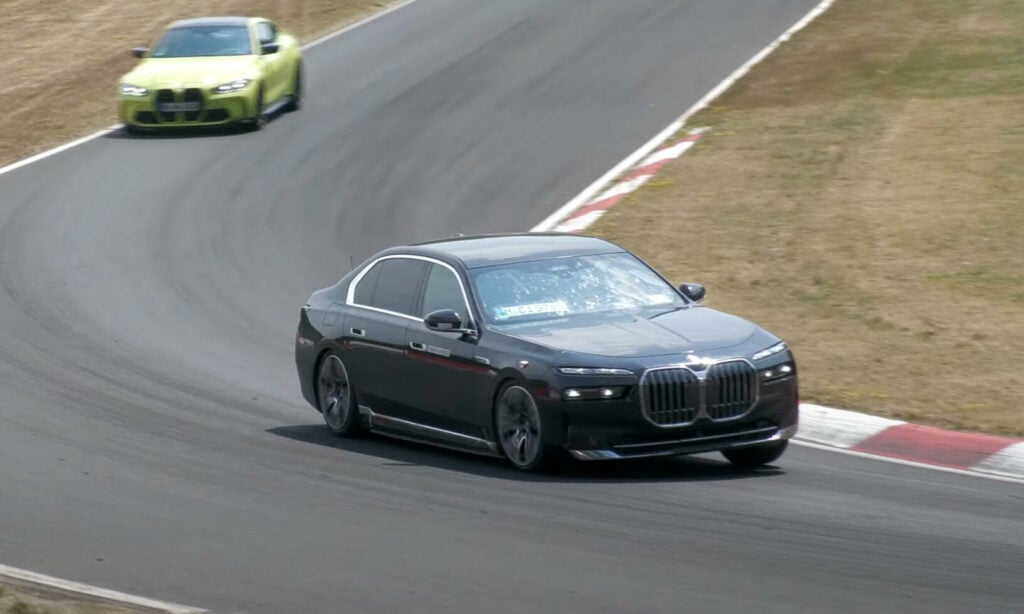 Det kränger en del i kurvorna när BMW:s lyxiga elsedan BMW i7 testkörs på den mytomspunna ”Ringen”.