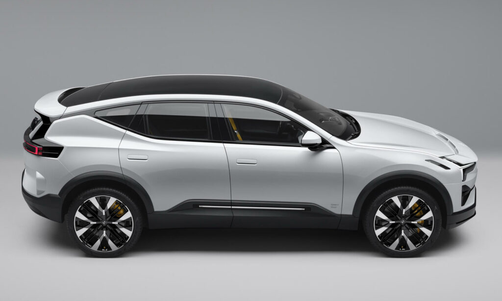 Polestar 3 Performance med 22-tumsfälgar och guldfärgade säkerhetsbälten.