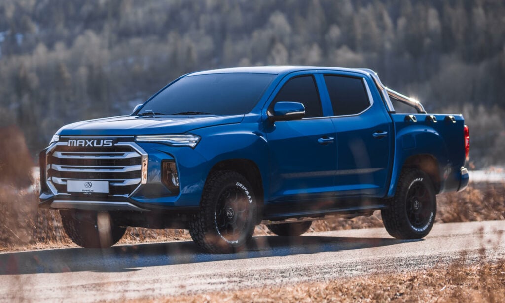 Den nya 2020 Mitsubishi Hilux pikupbilen kör längs en landsväg. (AI text)