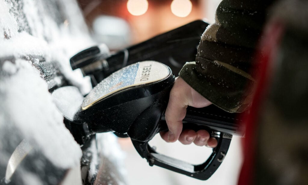 Historiskt låga oljereserver kan göra det dyrt vid pumpen i höst och vinter.