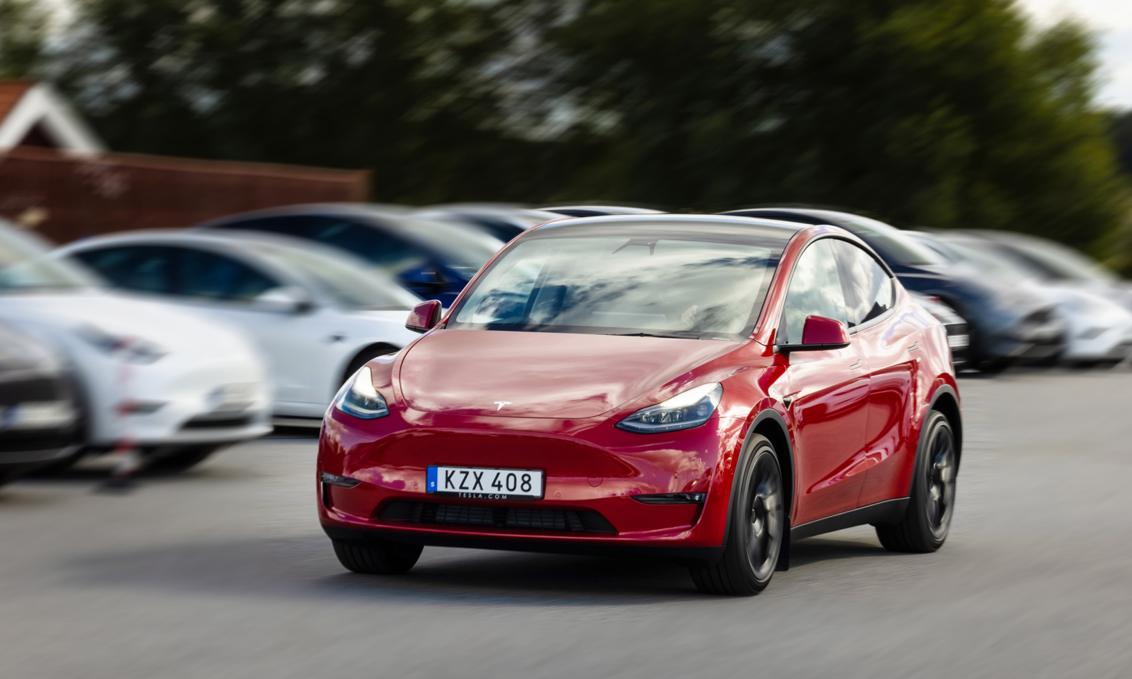Tesla Model Y kan få en billigare variant med koboltfria litiumjärnfosfat-batterier från kinesiska BYD. På bild modellen Long Range.