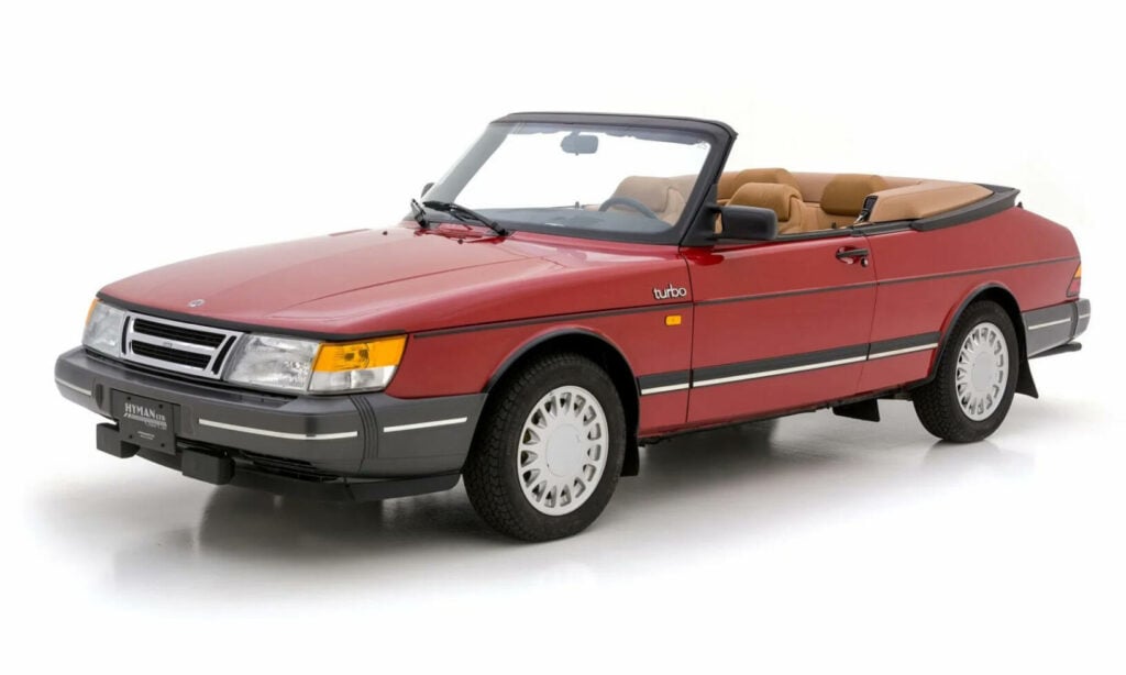 En röd Saab 900 cabriolet (AI text)