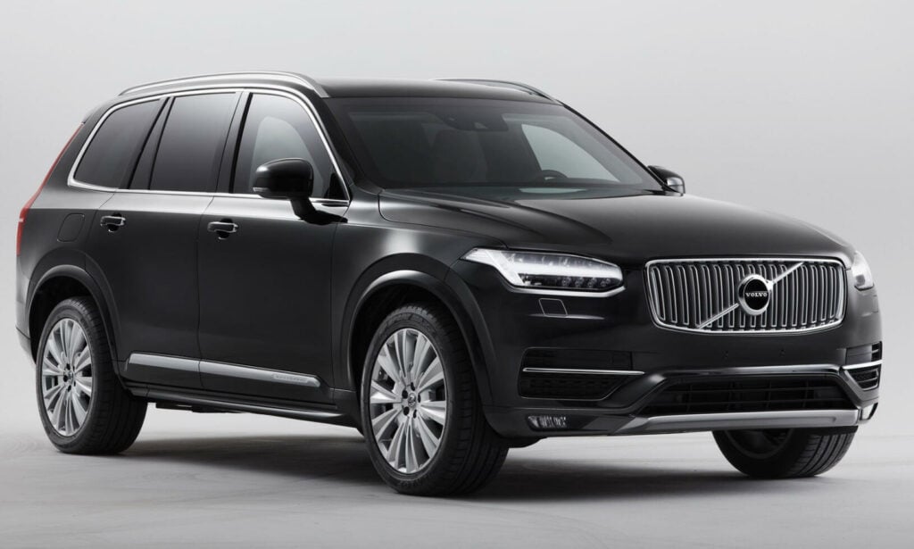 Det är inte mycket som avslöjar att detta är en tungt bepansrad Volvo XC90. Den främre sidorutan är en ledtråd.