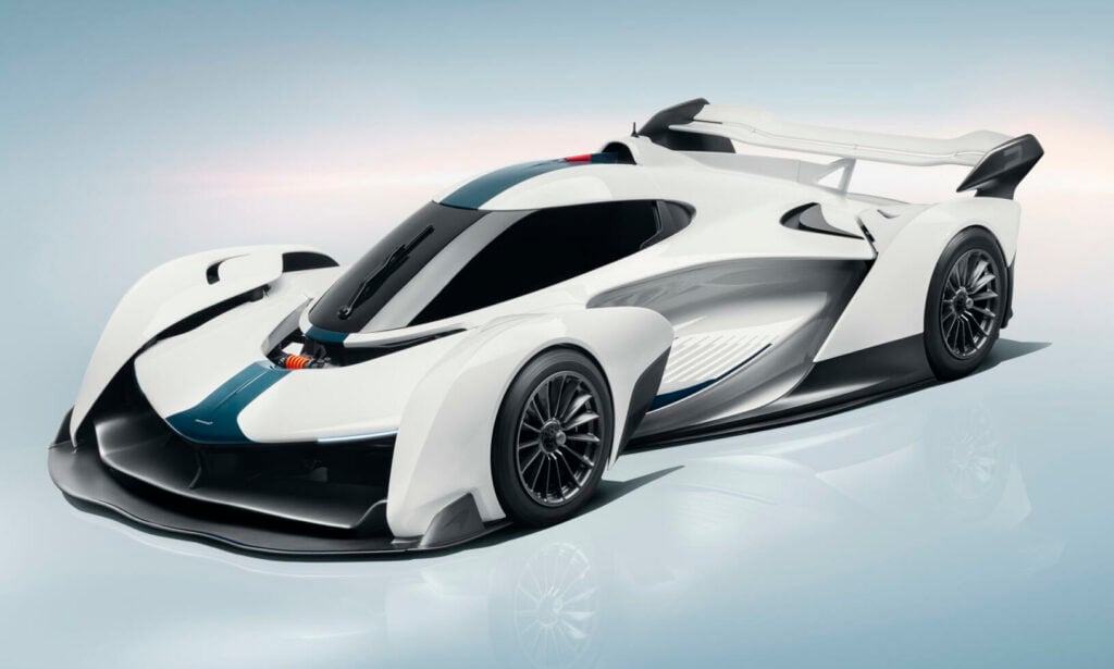 En vit och blå futuristisk racebil. (AI text)