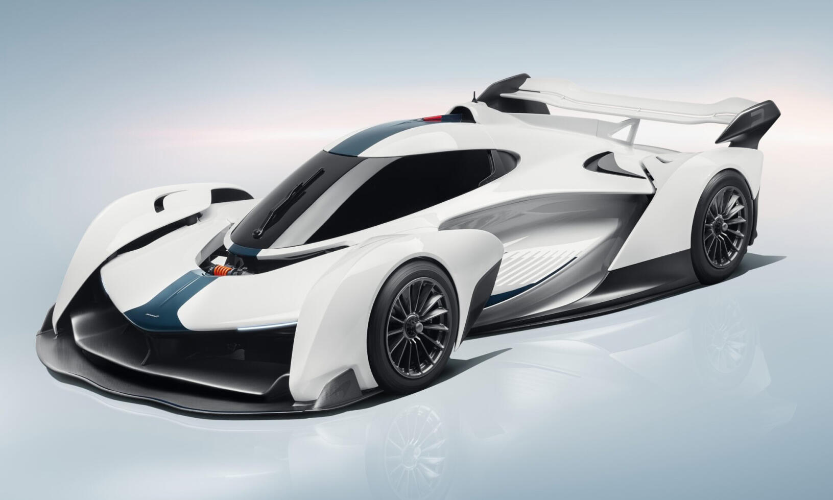En vit och blå futuristisk racebil. (AI text)