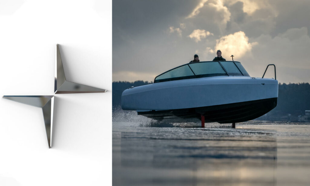 En båt ligger i vattnet med ett båtlogotyp. (AI text)