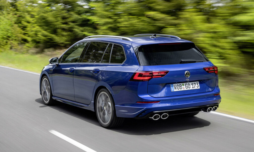 Volkswagen Golf GTI kör längs en landsväg. (AI text)