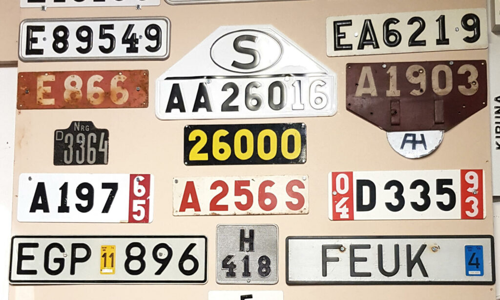 Visste du att de militära registreringsskytarna, den svartgula i mitten, tillhör det gamla systemet, men utan länsbokstav? Foto: Kigsz (CC BY-SA 4.0)