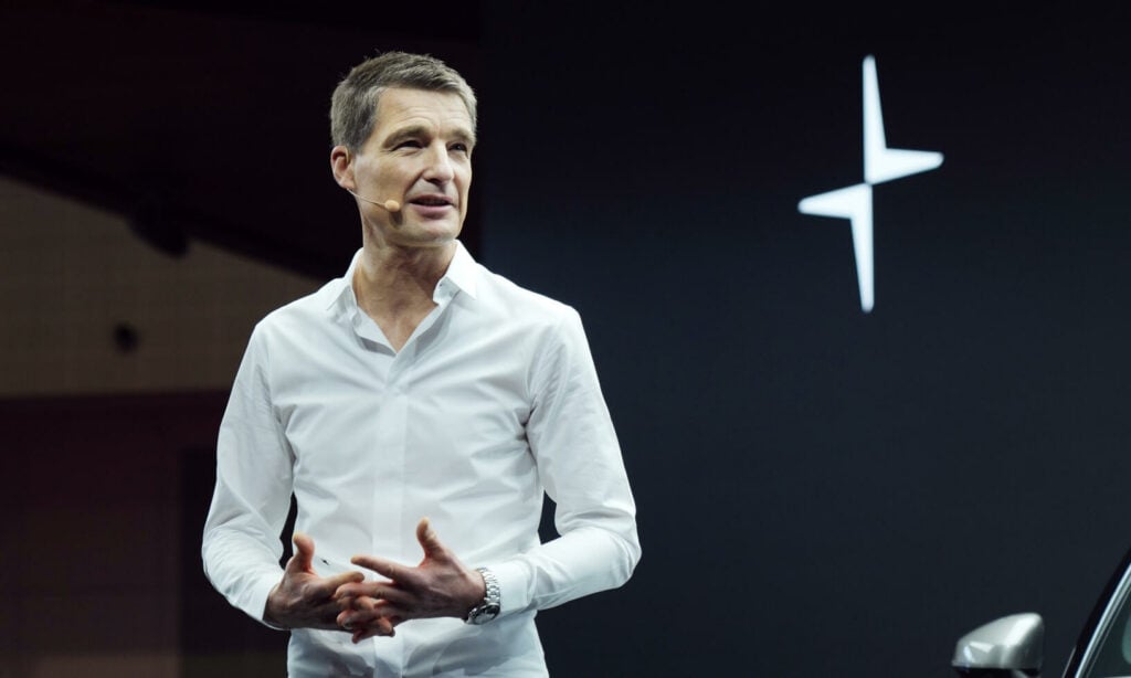 Tesla:s talesättare talar på Tesla-utsläppshändelse i San Francisco (AI text)