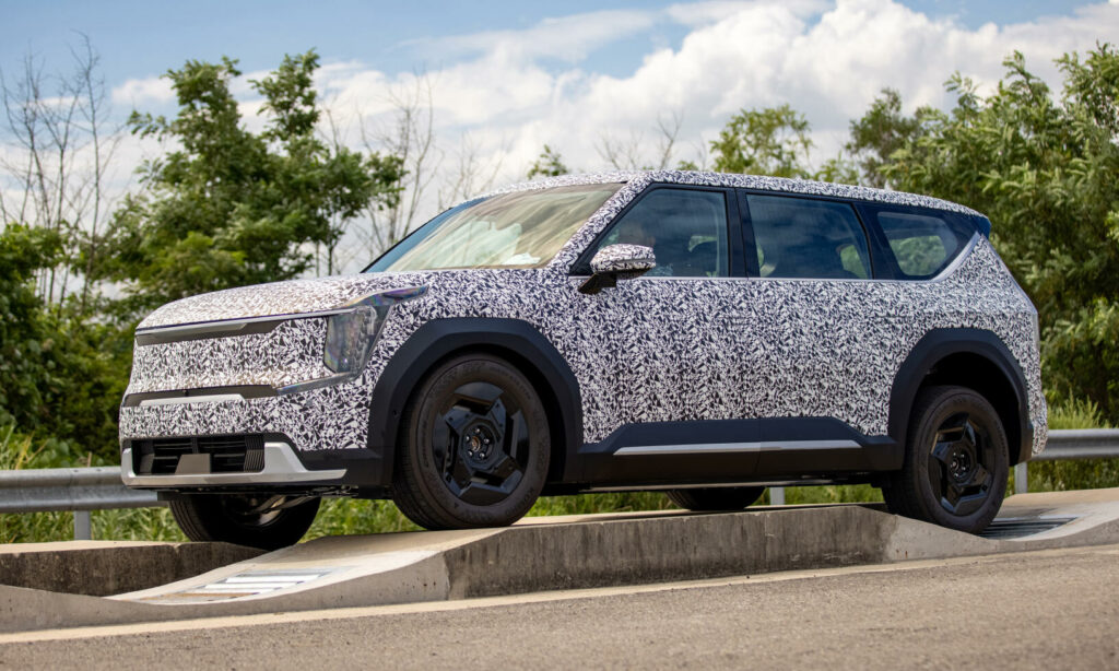 Konceptbilen Kia EV9 hade bakhängda passagerardörrar, som lyser med sin frånvaro på produktionsbilen.