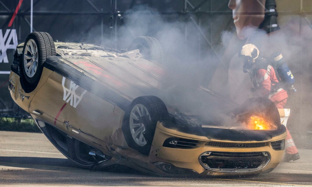 Försäkringsbolaget Axa satte medvetet fyr på en Tesla i samband med sitt volttest.