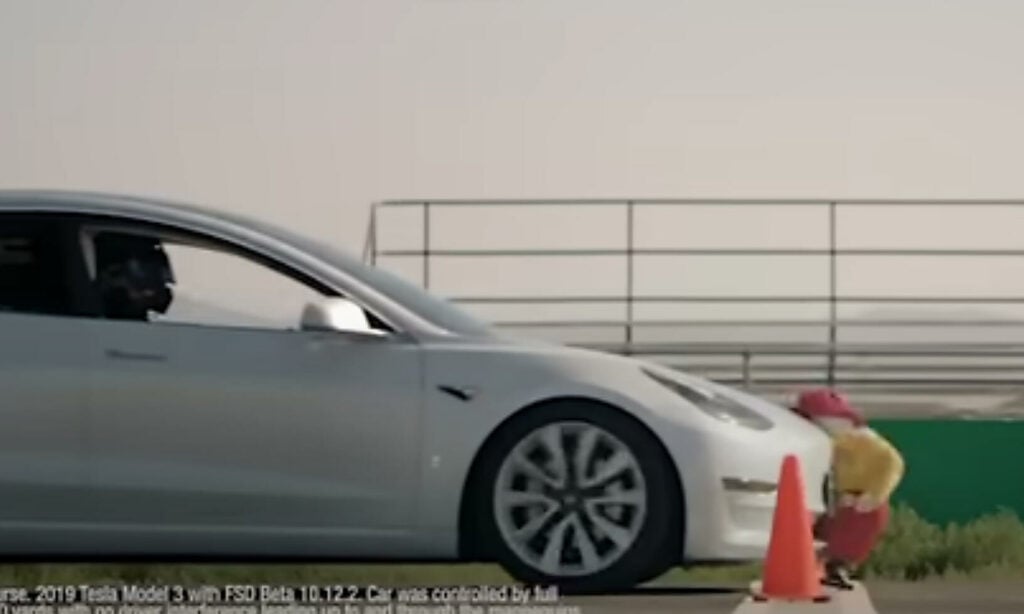 Teslan misslyckas gång på gång med att bromsa för barn som står mitt i vägen.