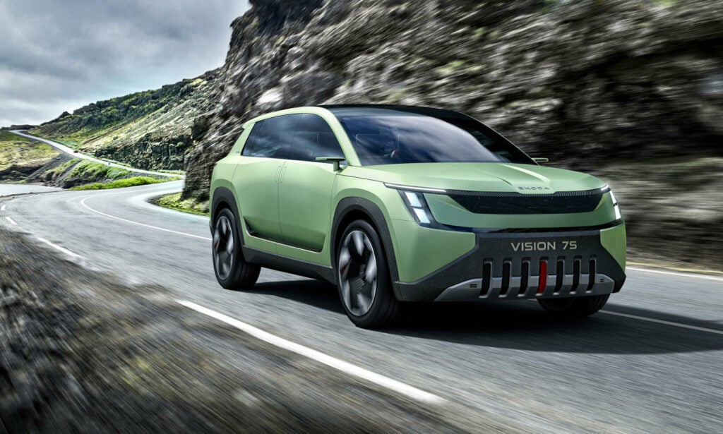 En grön SUV kör nerför en bergsväg. (AI text)