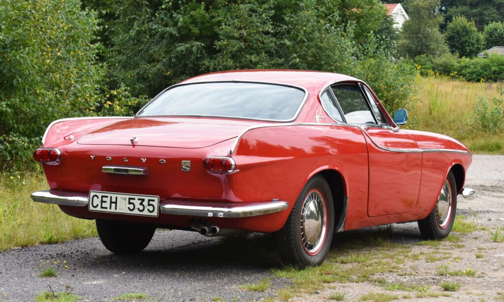 Symbolen på c-stolpen indikerar att bilen är tillverkad av Jensen i England.