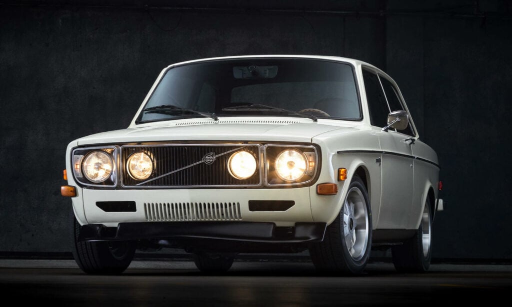 Denna Volvo 142E är både trimmad och extrautrustad. Den har gått som testbil i USA.