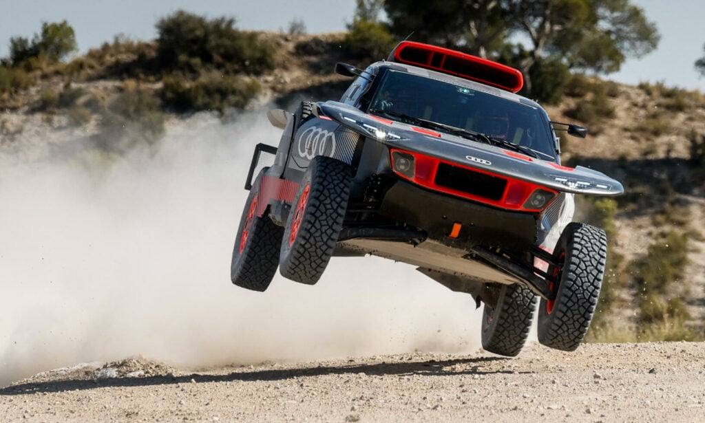 En person kör en bil på en grusväg. (AI text)