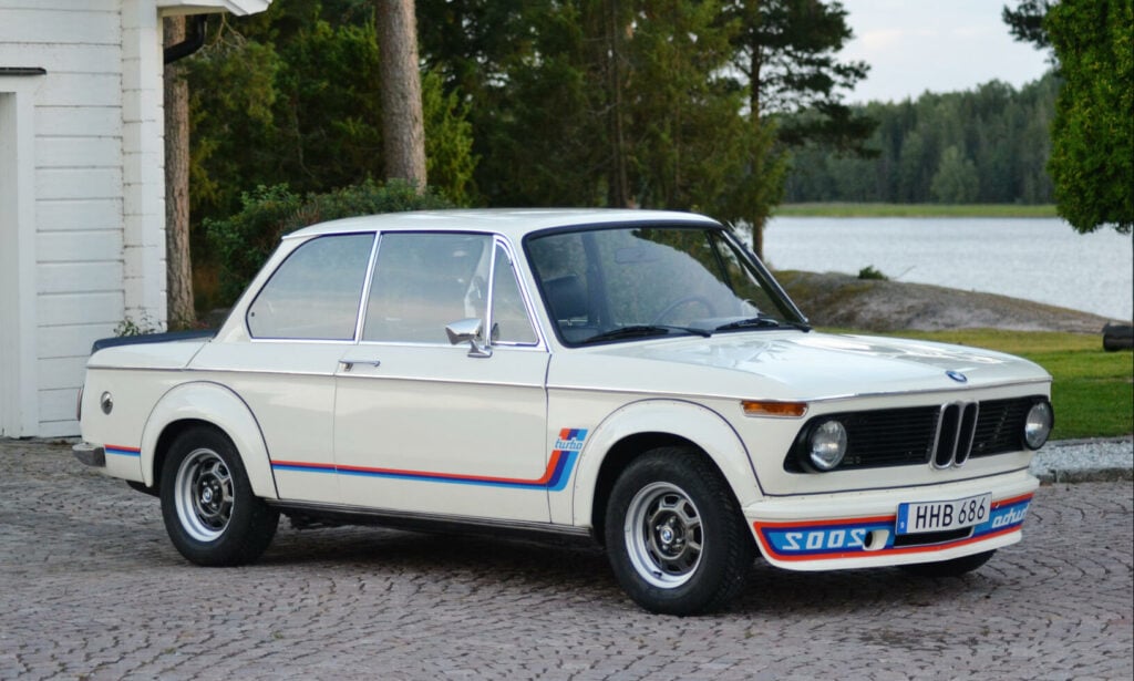 I fronten är texten turbo spegelvänd.