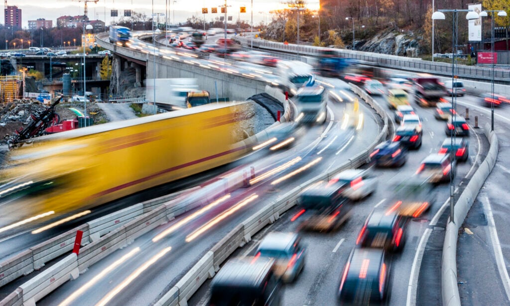 Forskarna menar att det vore bättre för klimat och hälsa att satsa på cykelvägar istället för fler (el)bilar.