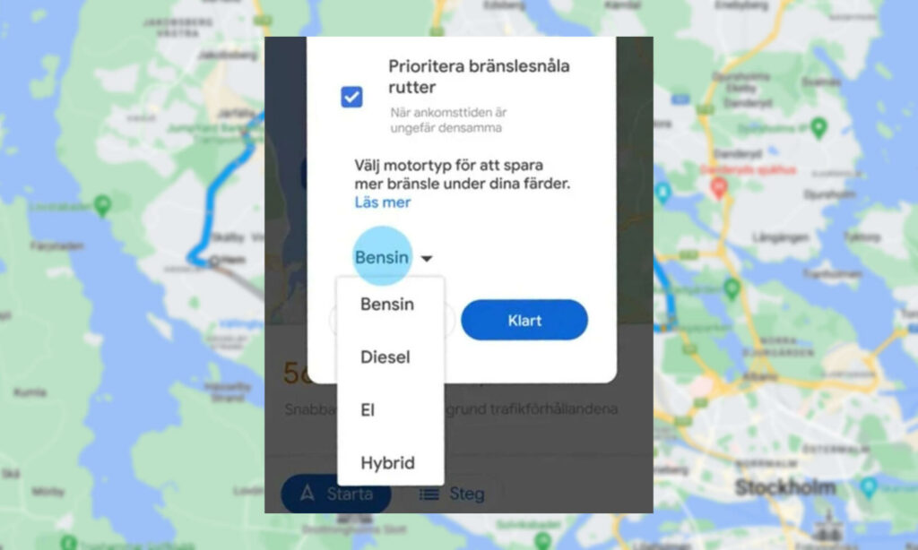 En bil står parkerad på en gata. (AI text)